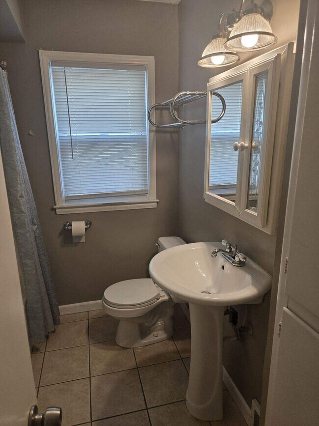 Photo - Coming soon!! Cute 3 bedroom 1.5 bath bung...