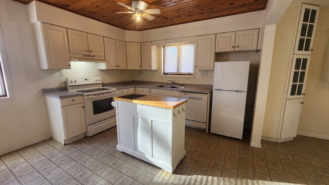 Photo - Available January 15th - 2 Bedroom, 1 Bathroom Single Family Home