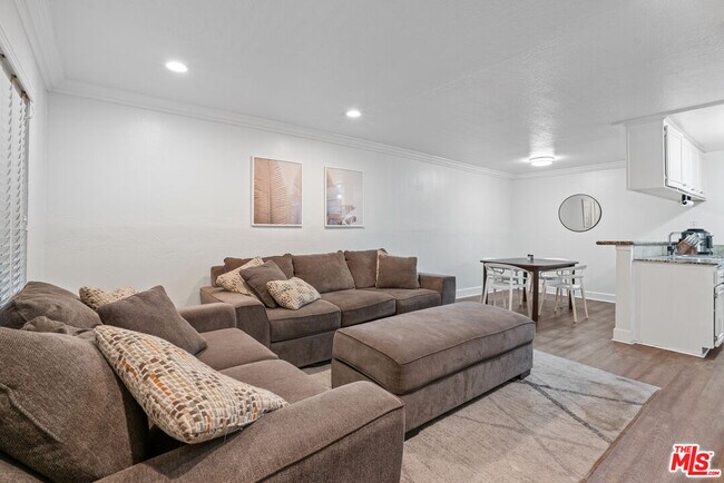 Photo - 7035 Woodley Ave Unidad 105 Rental