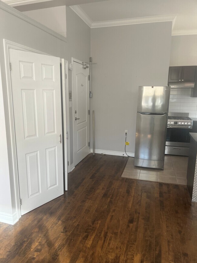 Photo - Bachelor _ Queen and Broadview Unit 206