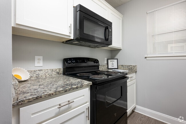 2BR, 1BA - 840SF - Kitchen