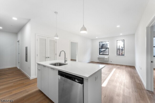 25 Freeway Dr E Unit 203