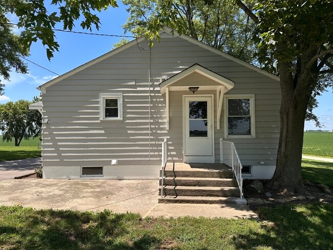 Building Photo - 1N479 Schrader Rd Rental