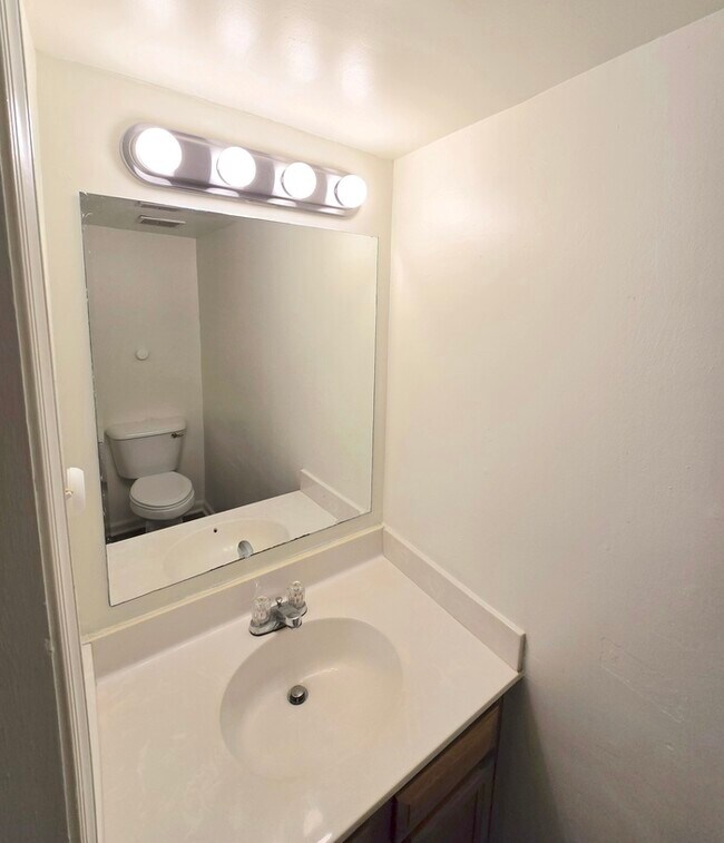 Photo - SPACIOUS 4 BED/2.5 TOWNHOME IN GREAT NECK!...