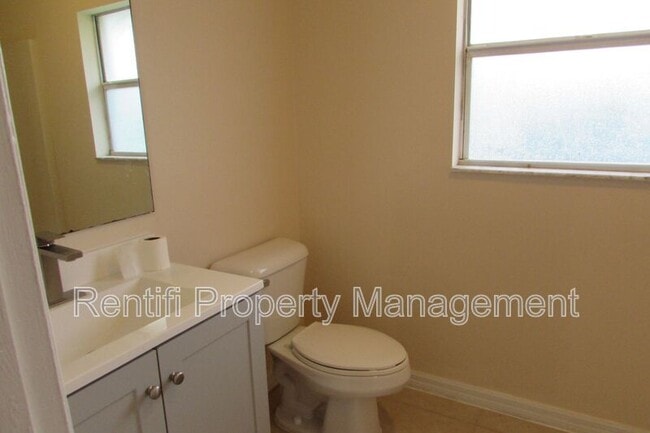 Photo - 1562 Gilbert Ave S