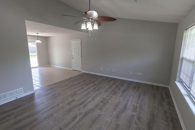 Photo - 610 N Grace Ln