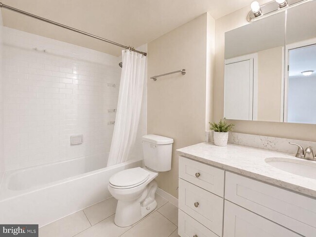 Building Photo - 1420 Locust St Unit 17O