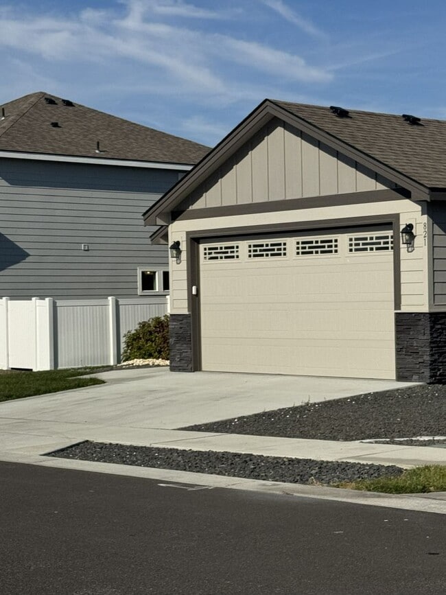 Photo - Lovely Open concept Low Maintenance