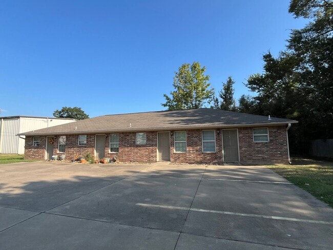 Building Photo - 1123 E 13th St Unit D