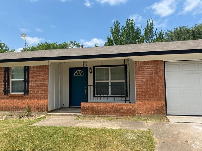 Building Photo - 3/2/1 in Denison! Rental