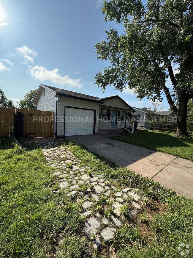 Building Photo - Open House 6/24 12:30-1! Bright, Fresh & F...