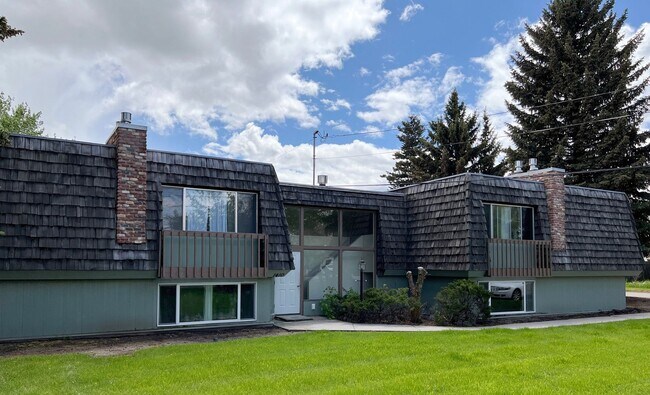 Building Photo - 2 Bed 2 Bath pet friendly Unit A