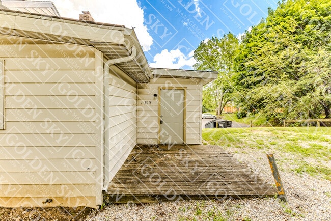 Building Photo - 815 W Memorial Dr Rental
