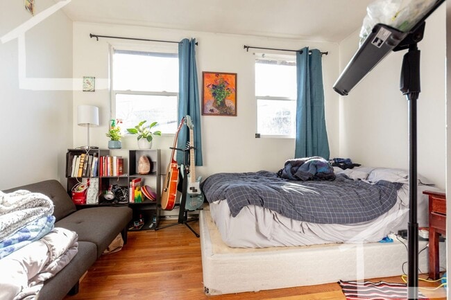 Building Photo - Really nice 4 bed in Allston.....Don't miss out!!