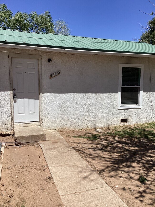 Newly Renovated 2 Bedroom, 1 bath! Located... House House Rental in