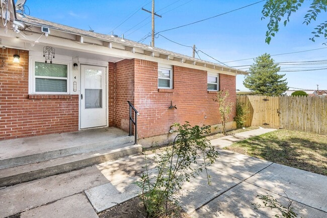 Building Photo - 2304 SW 8th Ave Unit 2304 SW 8th Ave #4