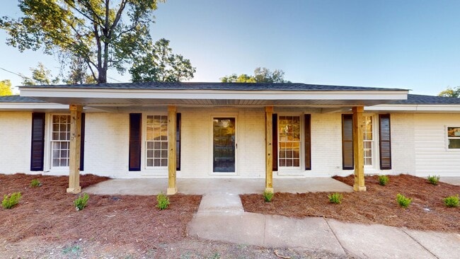 Building Photo - 4 Bed/2 Bath in Daniel Pratt School District