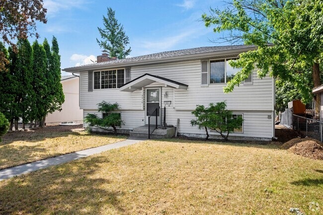 Building Photo - 4 Bedroom Northeast Spokane Home - Availab...