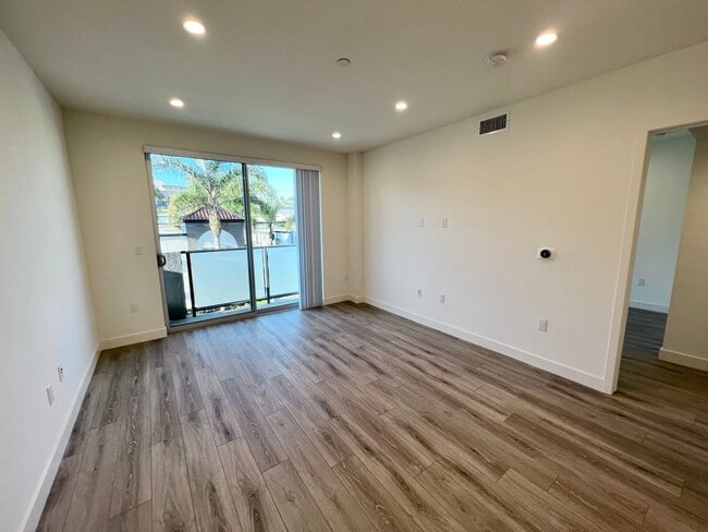 Photo - THE ROSE. at OVERLAND