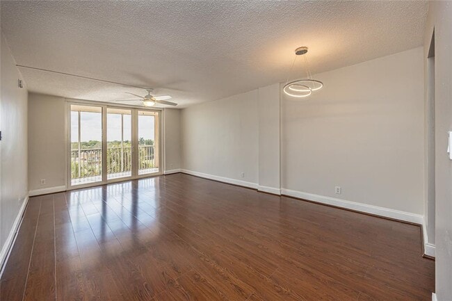 Building Photo - 250 Jacaranda Dr Unit 607 Rental