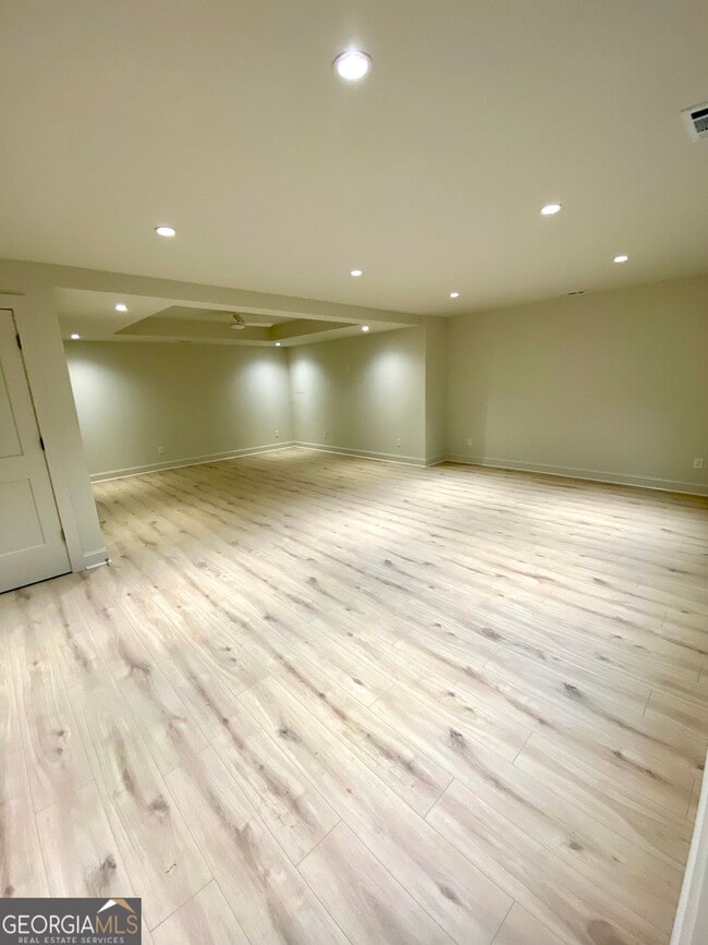 Photo - 886 Moore Rd