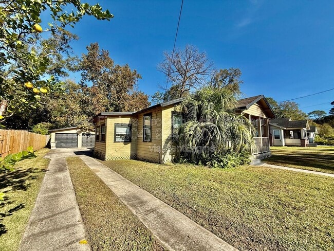 Building Photo - 625 Meteor St