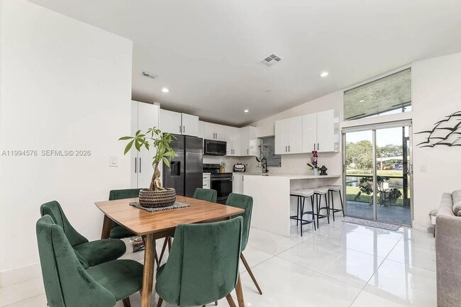 Photo - 518 Woodgate Cir