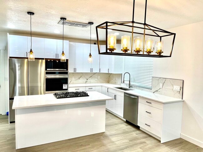 Building Photo - 3288 N 200 W Unit Basement