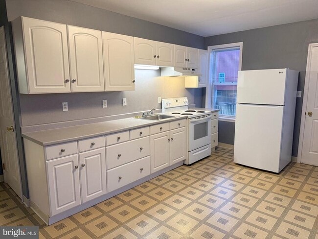 Photo - 2933 E High St