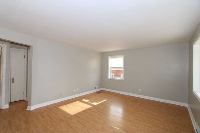 Photo - 3 Bedroom 1 Bathroom with 4th bonus bedroom in basement Single Family House