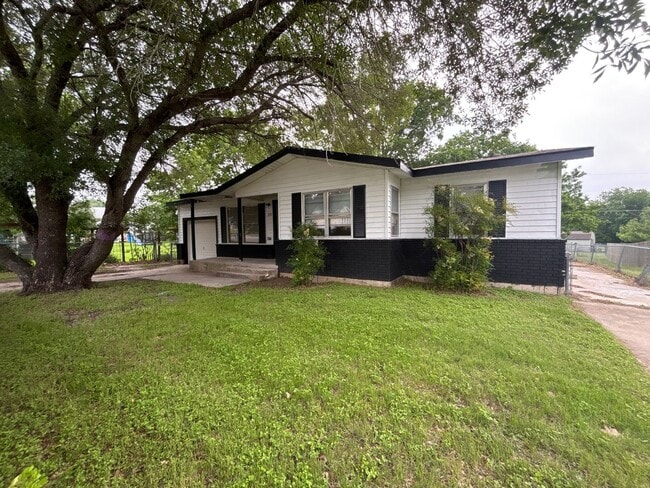 Building Photo - Beautiful four bedroom single family house in Copperas Cove