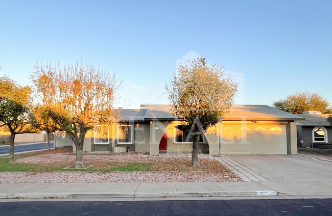 Building Photo - 3033 S Longmore