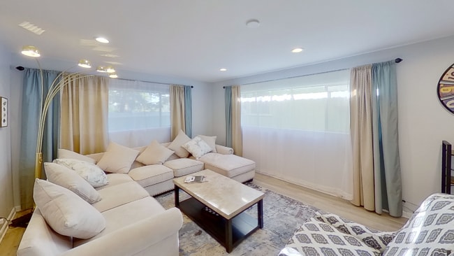 Photo - 11153 Morrison St