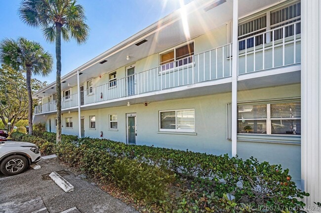 Building Photo - 2440 SW 22nd Ave Unit 703