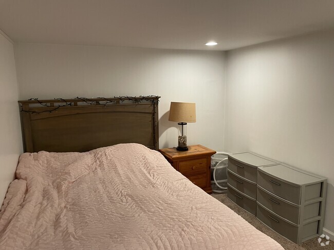 Building Photo - 9002 Knoll St Rental