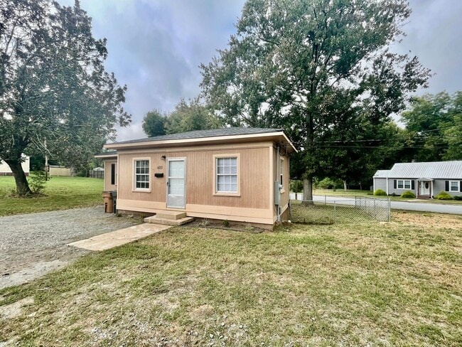 Photo - Don't miss out on this 2 bedroom 1 bath home . Located in Lincolnton .