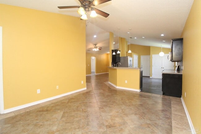 Photo - 639 Saleta St