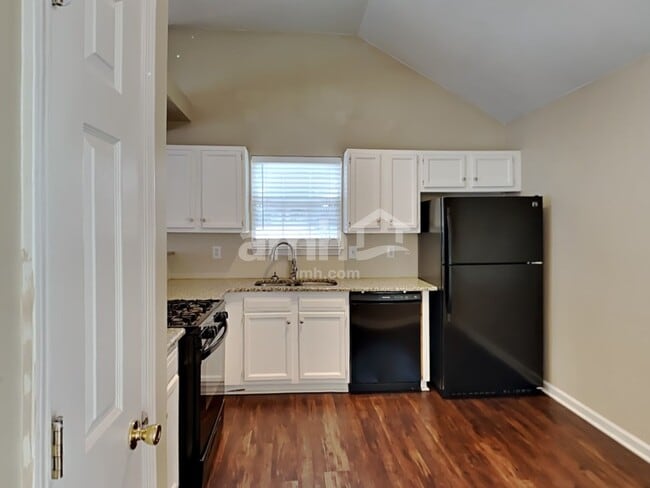 Photo - 214 Woodland Way