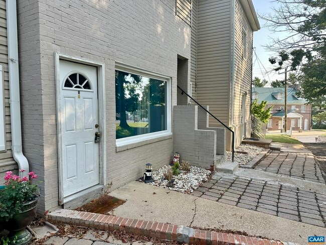 902 W Main St