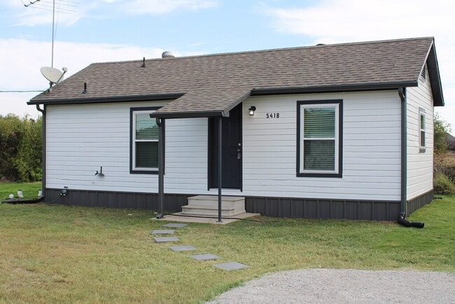 Building Photo - "Beautifully Updated Open-Concept Studio w... Unit B
