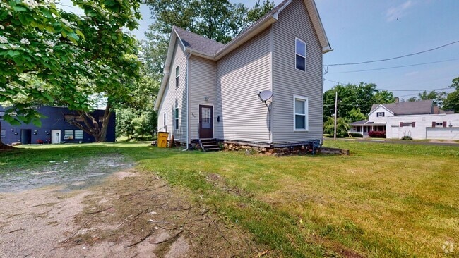 Building Photo - Coming soon-Large 4 bedroom, 1 1/2 baths Rental