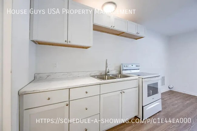 Building Photo - 15216 Bellaire Ave Unit C