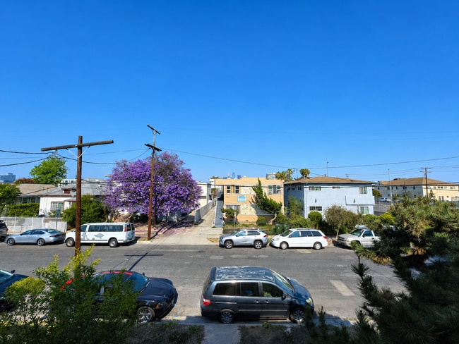 Building Photo - 1145 1/2 S Kenmore Ave Unit 1145 1/2