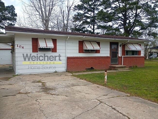 Building Photo - 3BR Home w/ Garage & Fenced Yard