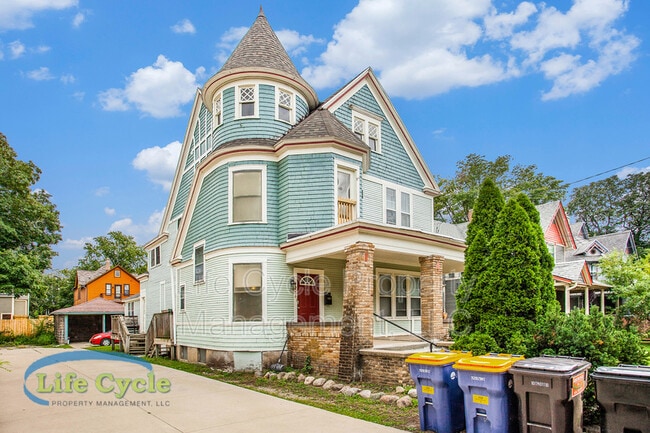 Photo - 248 Henry Ave SE