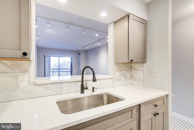 Building Photo - 2111 Wisconsin Ave NW Unit 302