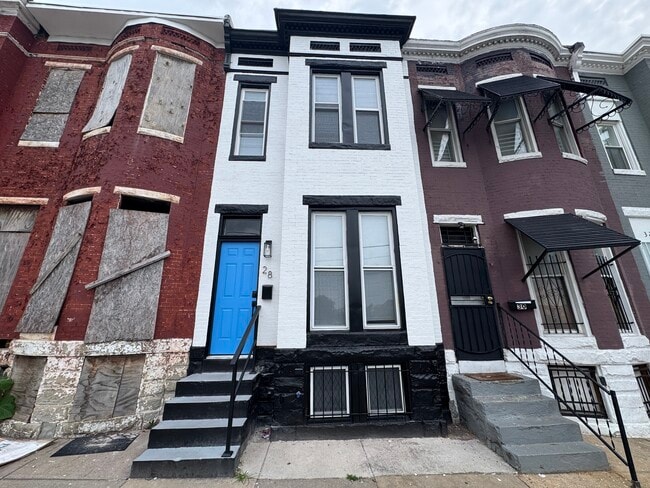 Building Photo - 28 N Pulaski St Rental