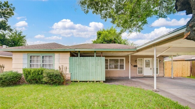 Building Photo - 8565 Ridgepoint Dr