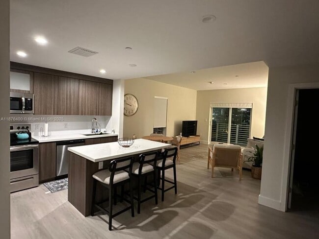 Building Photo - 2 bedroom in Hollywood FL 33020 Rental