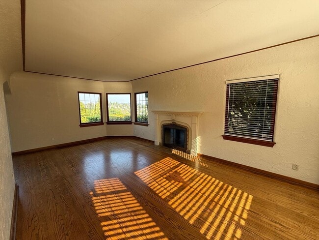 Photo - 2466 Montavista Pl W